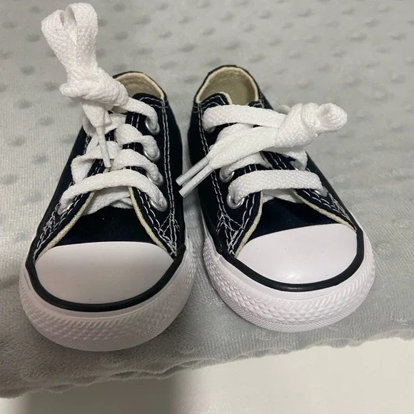Baby size 3 lowtop converse - Picture 2 of 5